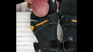 Safado gozando na papete nike